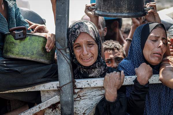 Palestinians queue for hot meals amid worsening crisis in Gaza