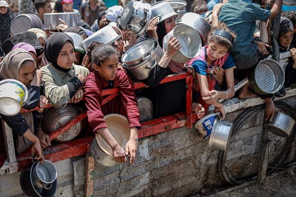 Palestinians queue for hot meals amid worsening crisis in Gaza