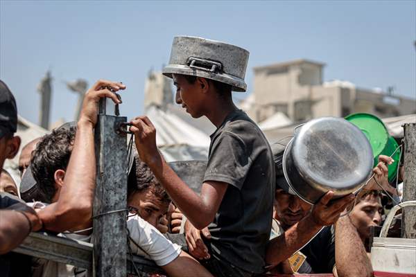 Palestinians queue for hot meals amid worsening crisis in Gaza