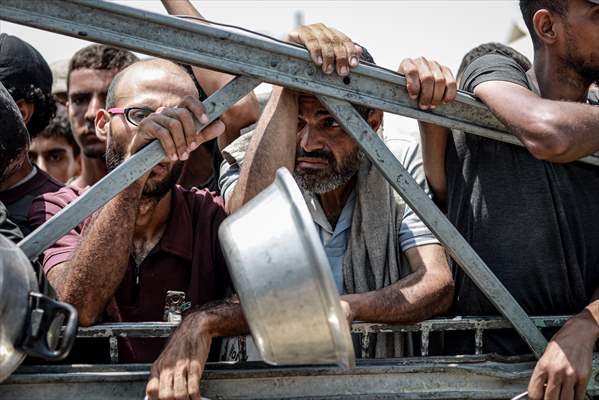 Palestinians queue for hot meals amid worsening crisis in Gaza