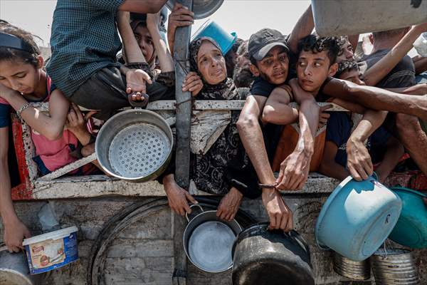 Palestinians queue for hot meals amid worsening crisis in Gaza