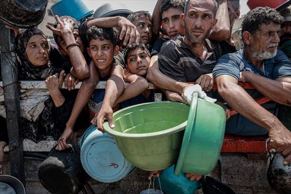 Palestinians queue for hot meals amid worsening crisis in Gaza