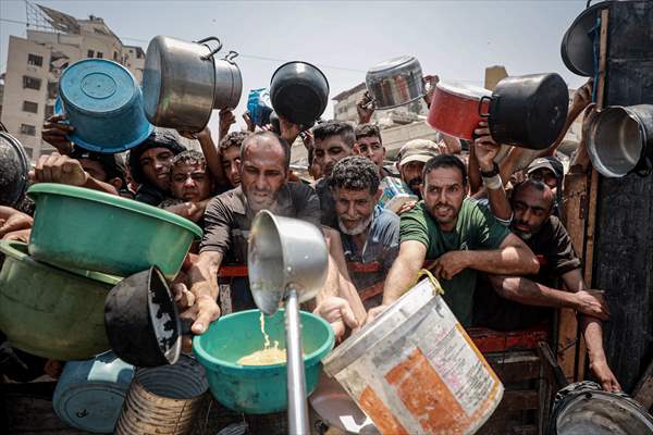 Palestinians queue for hot meals amid worsening crisis in Gaza