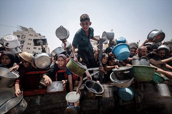 Palestinians queue for hot meals amid worsening crisis in Gaza