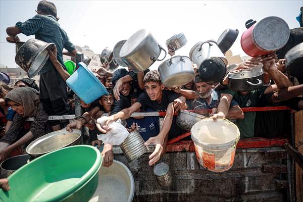 Palestinians queue for hot meals amid worsening crisis in Gaza