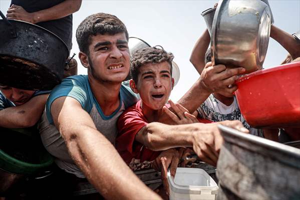 Palestinians queue for hot meals amid worsening crisis in Gaza
