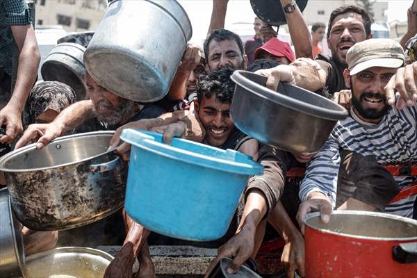Palestinians queue for hot meals amid worsening crisis in Gaza
