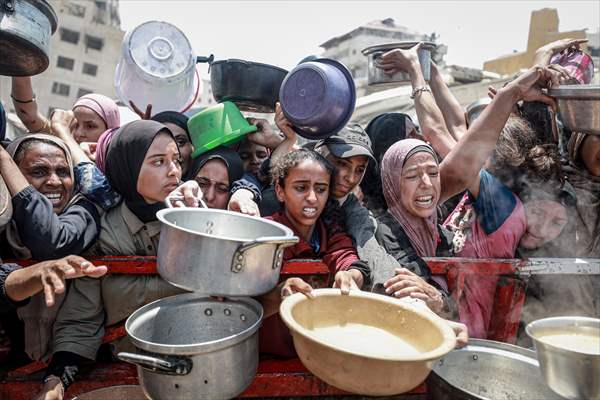 Palestinians queue for hot meals amid worsening crisis in Gaza