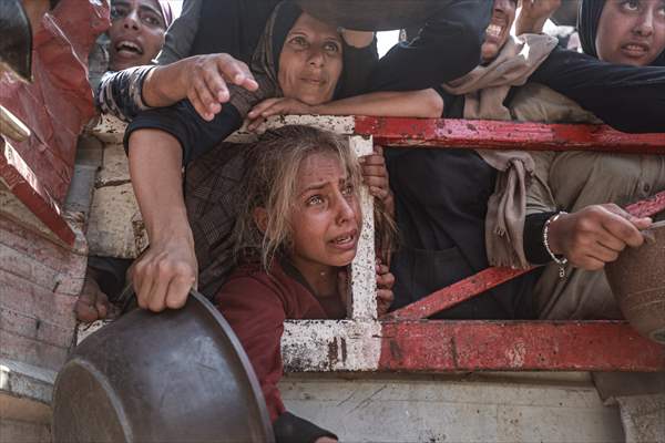 Palestinians queue for hot meals amid worsening crisis in Gaza