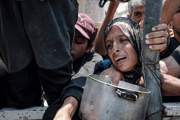 Palestinians queue for hot meals amid worsening crisis in Gaza