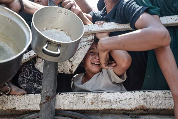 Palestinians queue for hot meals amid worsening crisis in Gaza