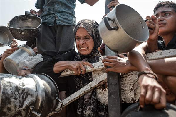 Palestinians queue for hot meals amid worsening crisis in Gaza