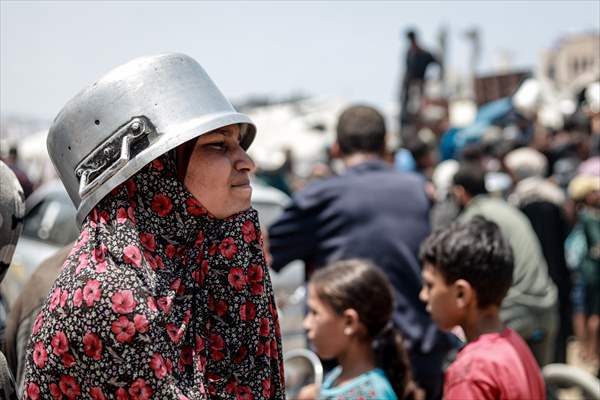 Palestinians queue for hot meals amid worsening crisis in Gaza