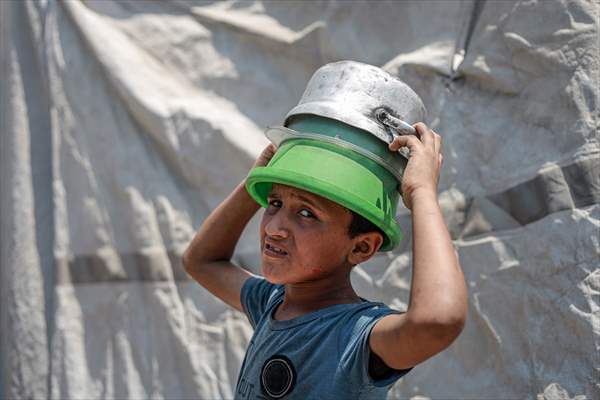 Palestinians queue for hot meals amid worsening crisis in Gaza