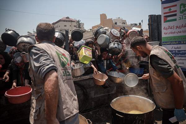 Palestinians struggle with hunger in Gaza wait for food