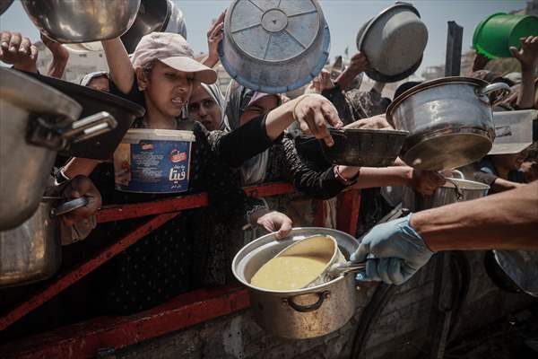 Palestinians struggle with hunger in Gaza wait for food