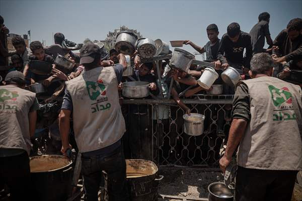 Palestinians struggle with hunger in Gaza wait for food