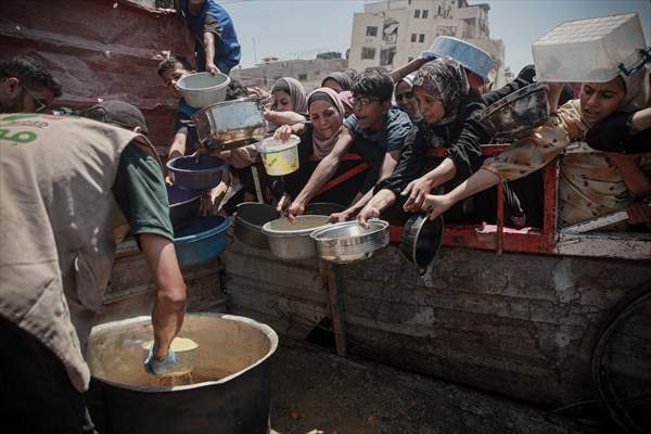 Palestinians struggle with hunger in Gaza wait for food