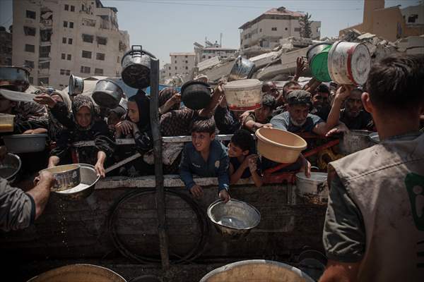 Palestinians struggle with hunger in Gaza wait for food