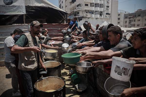 Palestinians struggle with hunger in Gaza wait for food