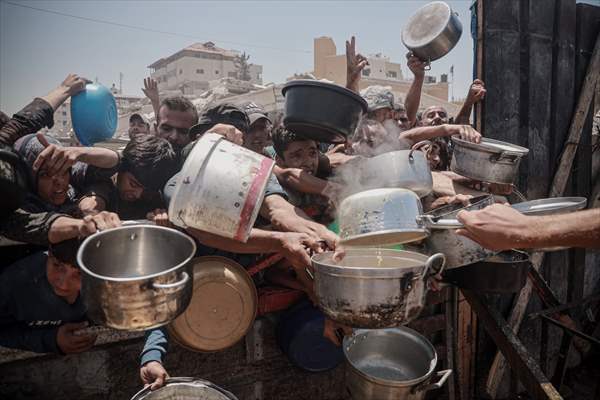 Palestinians struggle with hunger in Gaza wait for food