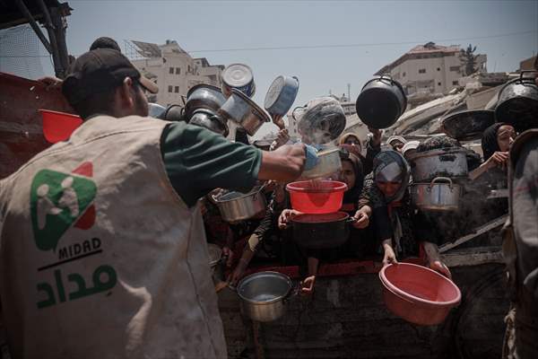 Palestinians struggle with hunger in Gaza wait for food
