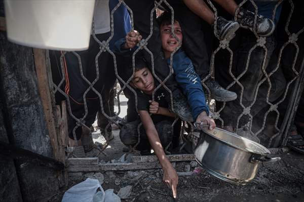 Palestinians struggle with hunger in Gaza wait for food