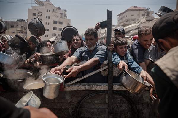 Palestinians struggle with hunger in Gaza wait for food
