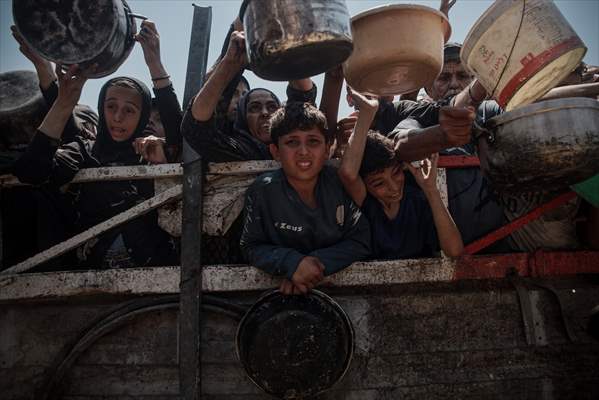 Palestinians struggle with hunger in Gaza wait for food