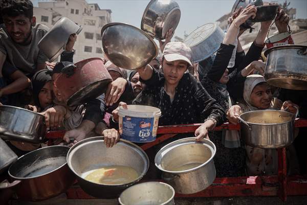 Palestinians struggle with hunger in Gaza wait for food