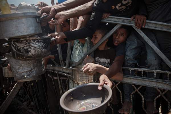 Palestinians struggle with hunger in Gaza wait for food