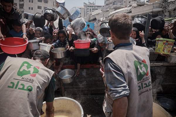 Palestinians struggle with hunger in Gaza wait for food