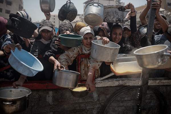 Palestinians struggle with hunger in Gaza wait for food