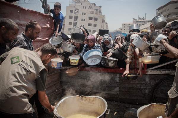 Palestinians struggle with hunger in Gaza wait for food
