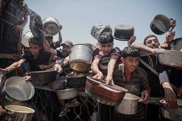 Palestinians struggle with hunger in Gaza wait for food