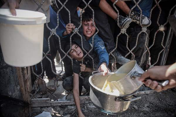 Palestinians struggle with hunger in Gaza wait for food