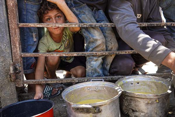 Gazze'de açlıkla mücadele eden Filistinlilere, yemek dağıtıldı