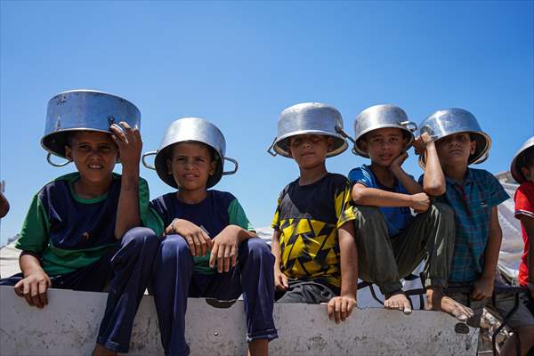 Gazze'de açlıkla mücadele eden Filistinlilere, yemek dağıtıldı