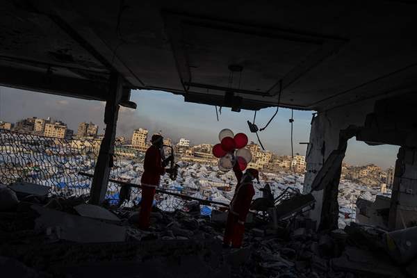 Volunteers dressed as Santa bring joy to children in Gaza