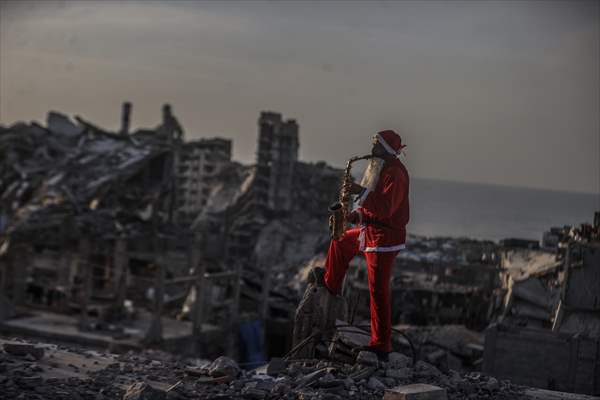 Volunteers dressed as Santa bring joy to children in Gaza