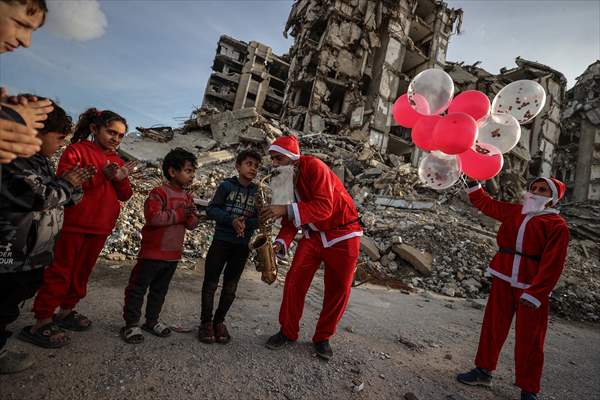 Volunteers dressed as Santa bring joy to children in Gaza