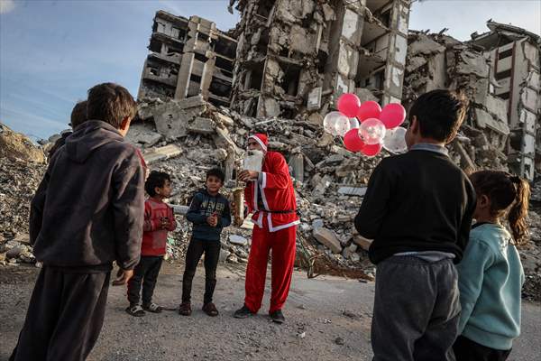 Volunteers dressed as Santa bring joy to children in Gaza