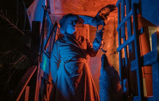 Sivas'ın bozkırında hayatını adadığı kurt köpekleri ve yırtıcı kuşlarıyla yaşıyor