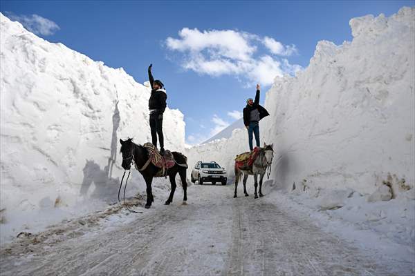 'Kar koridoru'ndan geçerek ilçeye ulaşıyorlar