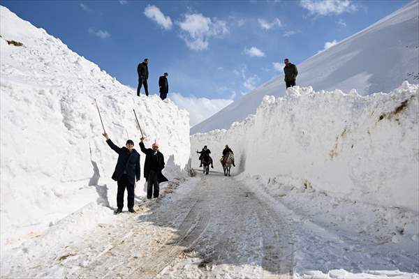 'Kar koridoru'ndan geçerek ilçeye ulaşıyorlar