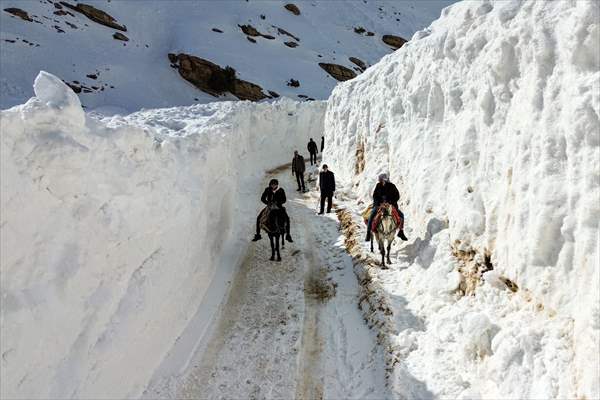 'Kar koridoru'ndan geçerek ilçeye ulaşıyorlar