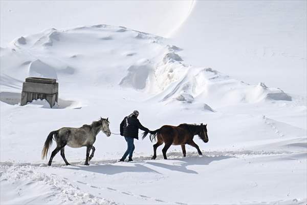 'Kar koridoru'ndan geçerek ilçeye ulaşıyorlar