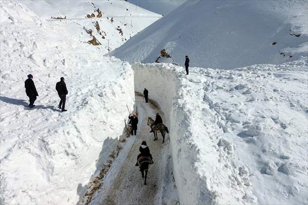 'Kar koridoru'ndan geçerek ilçeye ulaşıyorlar