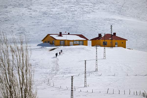 'Kar koridoru'ndan geçerek ilçeye ulaşıyorlar