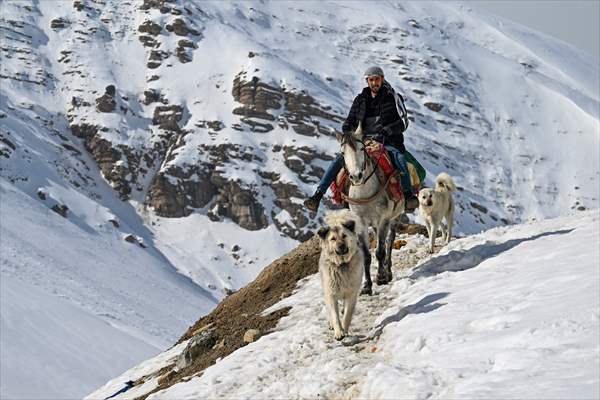 'Kar koridoru'ndan geçerek ilçeye ulaşıyorlar
